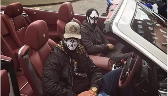 Wegen ihren illegalen Machenschaften mit Drogen scheffeln sie genug Geld für zahlreiche Luxusautos. Mitglieder der Drogenbande «Hellbanianz» sitzen in teuren Autos.