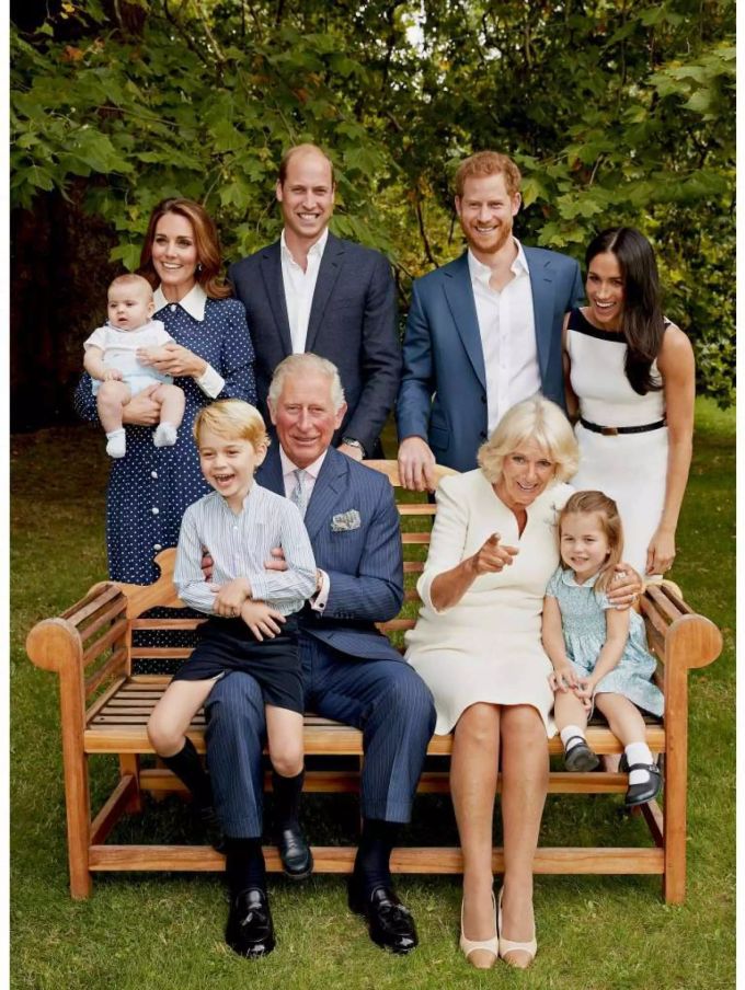 Nach dem offiziellen Foto brach die Royal Family in Gelächter aus. Nach dem offiziellen Foto brach die Royal Family in Gelächter aus.