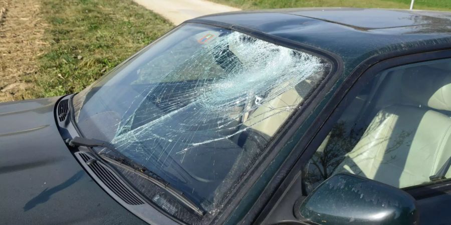 Der Velofahrer wurde in Messen SO über die Motorhaube auf die Strasse geschleudert.