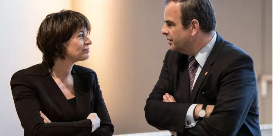 Die abtretende Bundesrätin Doris Leuthard (l) und der Parteipräsident Gerhard Pfister (r) unterhalten sich an der Delegiertenversammlung der CVP Schweiz im Januar 2018.