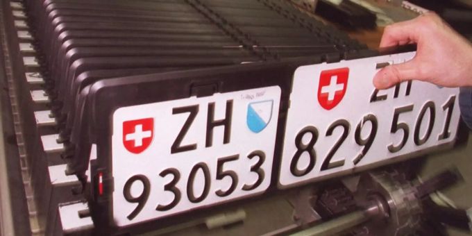 Zürcher Kontrollschilder im Lager. Zürcher Kontrollschilder im Lager.