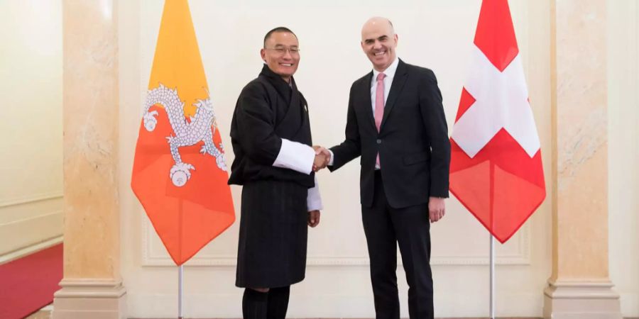 Bundespräsident Alain Berset (r) begrüsst den bisherigen Premierminister von Bhutan, Tshering Tobgay, bei einem offiziellen Besuch in Bern.