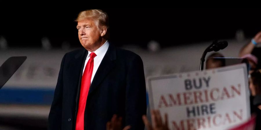 US-Präsident Donald Trump verlässt eine Wahlkampfveranstaltung im Minuteman Aviation Hangar in Missoula, Montana (US).