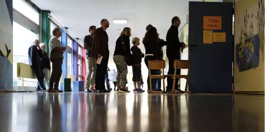 Wahlberechtige warten darauf, ihre Stimme zur Landtagswahl in Bayern abzugeben.