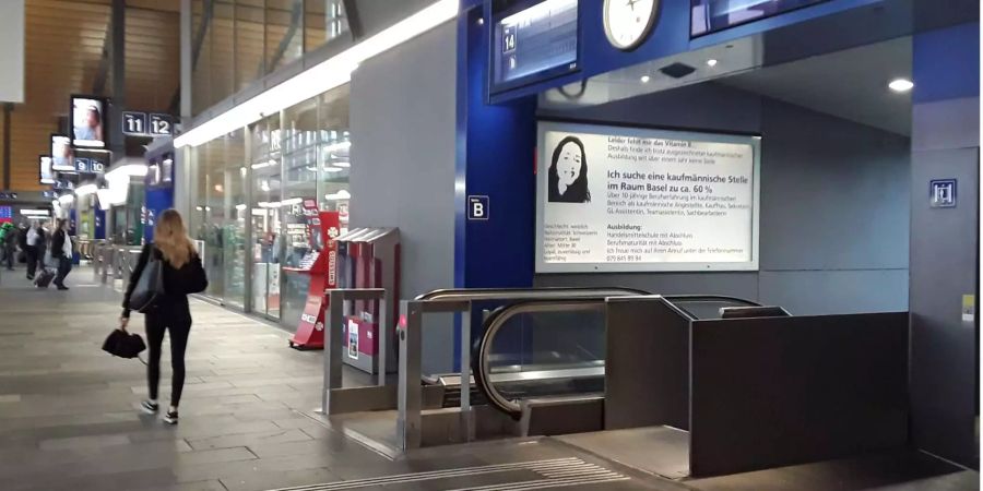 Der Blick auf das Stelleninserat bei der Bahnhof-Passerelle in Basel.