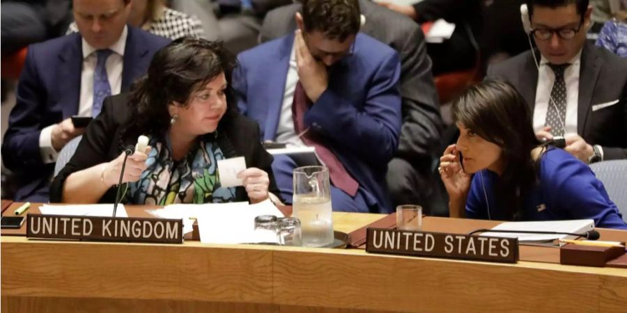 Karen Pierce, Grossbritanniens Vertreterin in der UN (l.), spricht mit US-Botschafterin der UN Nikki Haley (r.) während eines Sicherheitsrats-Treffens.