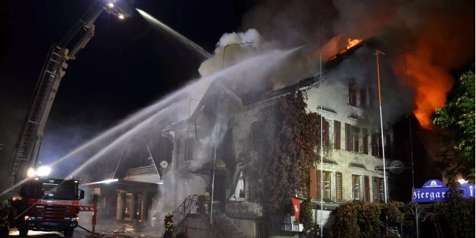 Die Feuerwehr kämpft gegen das Feuer. Die Feuerwehr kämpft gegen das Feuer.