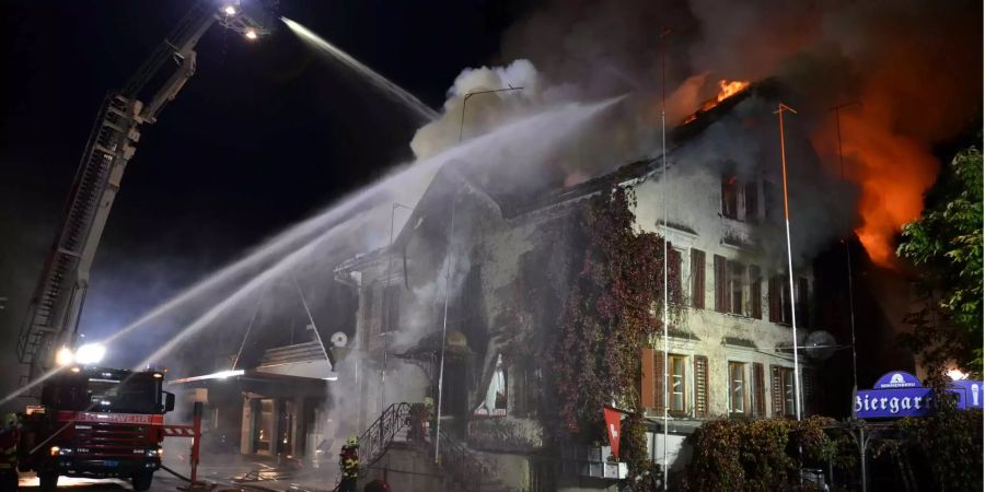 Die Feuerwehr kämpft gegen das Feuer.