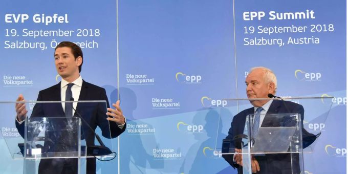 Sebastian Kurz (l), Bundeskanzler von Österreich, spricht auf dem informellen EU-Gipfel in Salzburg. Daneben steht Joseph Daul (r), Präsident der Europäischen Volkspartei. Sebastian Kurz (l), Bundeskanzler von Österreich, spricht auf dem informellen EU-Gipfel in Salzburg. Daneben steht Joseph Daul (r), Präsident der Europäischen Volkspartei.