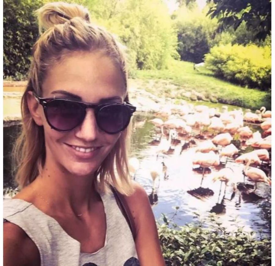 Linda Gwerder schiesst ein Selfie von sich. Im Hintergrund sind Flamingos zu sehen.