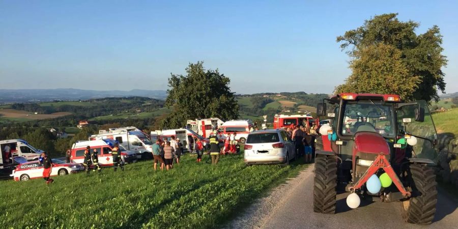 Das vom Rotes Kreuz Niederösterreich zur Verfügung gestellte Foto zeigt die Unfallstelle in Allhartsberg (Ö) mit 13 Verletzten und einer Toten, nachdem ein Traktoranhänger umkippte. Insgesamt befanden sich 14 Personen auf dem Anhänger, als dieser aus zunächst ungeklärter Ursache umfiel, wie das Rote Kreuz am Samstagabend mitteilte.