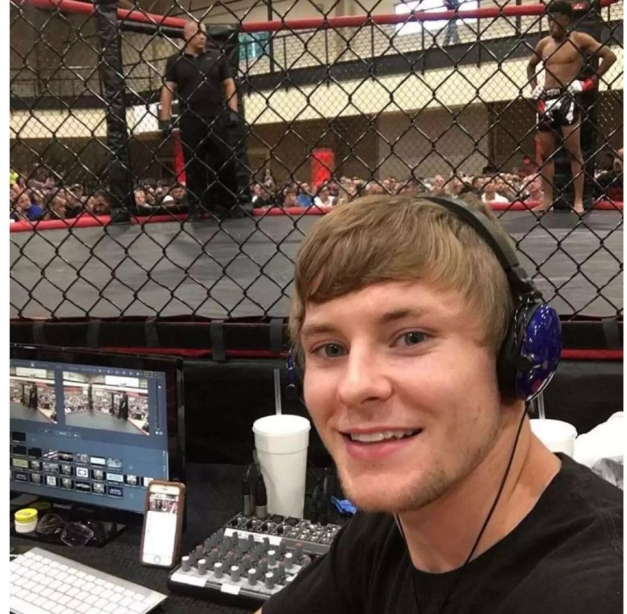 Bryce Mitchell macht an einem Wettkampf ein Seflie von sich.