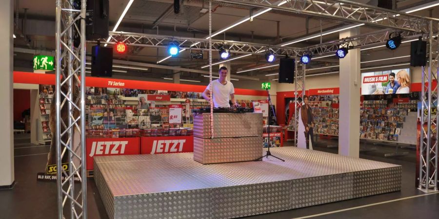 Die DJ-Bühne in der MediaMarkt-Filiale in Dietlikon ZH.