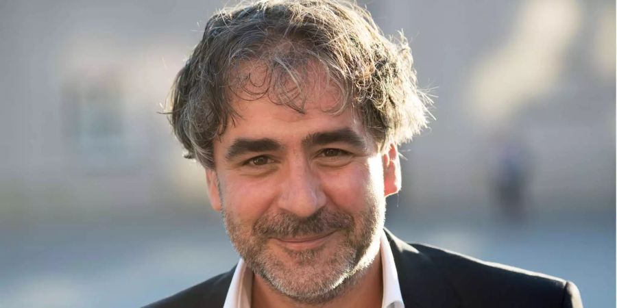 Deniz Yücel, deutsch-türkischer Journalist, lächelt vor der Verleihung des M100 Media Award 2018 in Potsdam (D).