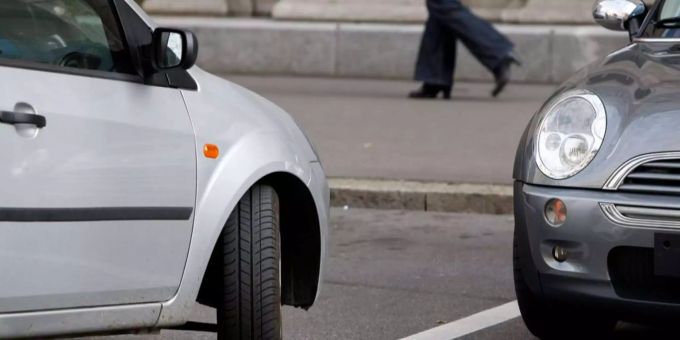 Autos auf einem Parkplatz. autos