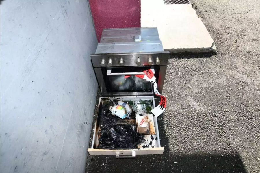Ausgebrannter Backofen neben einem Gebäude - zvg Kantonspolizei St. Gallen