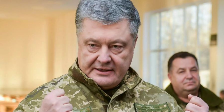 Petro Poroschenko, Präsident der Ukraine, spricht mit Soldaten während eines Besuchs auf einer Militärbasis.