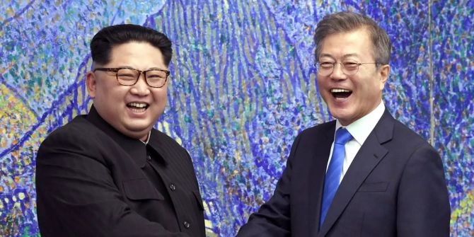 Kim Jong Un (l) und Moon Jae In geben sich die Hand.