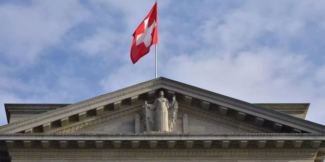 Die Schweizer Fahne weht vor dem Bundesgericht in Lausanne.