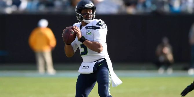 Russell Wilson sucht eine Anspielstation.