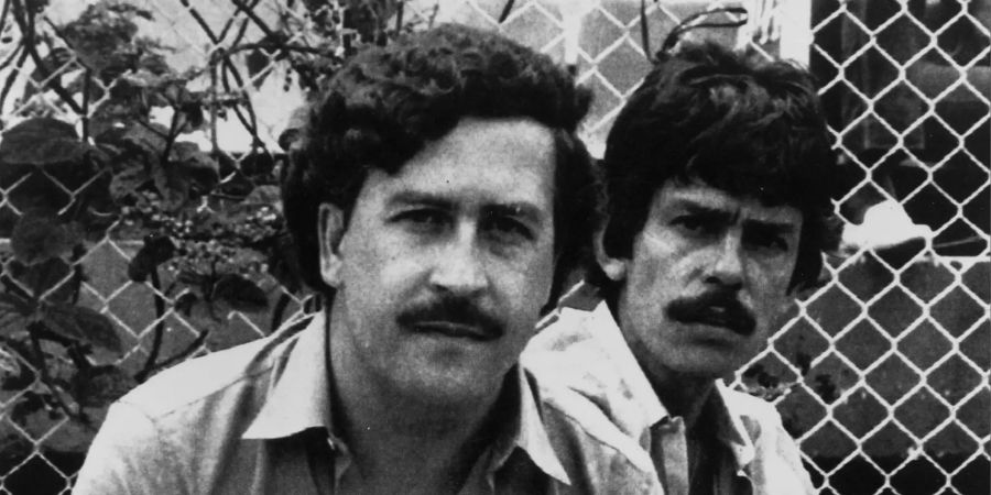 Pablo Escobar (l) bei einem Fussballspiel im Jahr 1983.