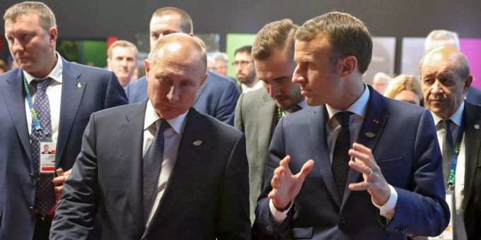 Wladimir Putin tut alles, um andere zu überzeugen. Und sei es auch mit einer handgefertigten Zeichnung. Russlands Präsident Putin hört Frankreichs Staatschef Macron zu.