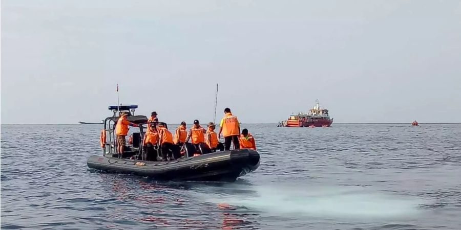 Rettungskräfte suchen nach Wrackteilen und Opfern, nachdem vor West Java ein Passagierflugzeug der Fluggesellschaft Lion Air ins Meer stürzte.