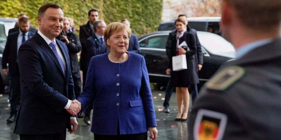 Bundeskanzlerin Angela Merkel (r) begrüsst Polens Präsident Andrzej Duda (l) in Berlin.