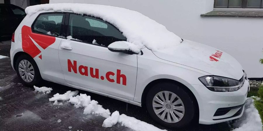 Auch auf dem Nau-Fahrzeug liegt Schnee.