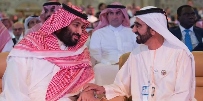 Mohammed bin Salman (l), Kronprinz von Saudi-Arabien, spricht während der Internationalen Investorenkonferenz mit Scheich Mohammed bin Rashid al-Maktoum, Vizepräsident und Premierminister der VAE und Herrscher von Dubai (r). Mohammed bin Salman (l), Kronprinz von Saudi-Arabien, spricht während der Internationalen Investorenkonferenz mit Scheich Mohammed bin Rashid al-Maktoum, Vizepräsident und Premierminister der VAE und Herrscher von Dubai (r).