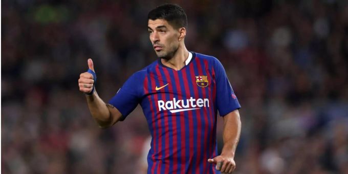 Luis Suárez zeigt beim Spiel zwischen Barcelona und Inter mit dem Daumen nach oben. Luis Suárez zeigt beim Spiel zwischen Barcelona und Inter mit dem Daumen nach oben.