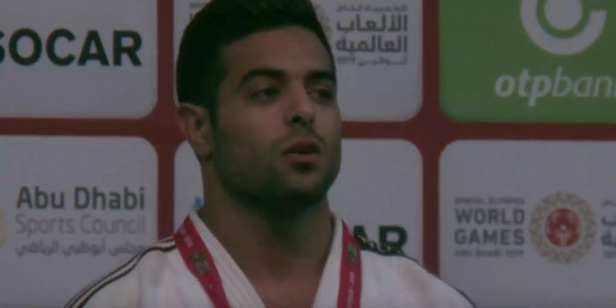 Der Goldmedaillen-Gewinner Sagi Muki singt die israelisch Hymne nach der Preisverleihung an dem Judo Grand-Slam in Abu Dhabi.