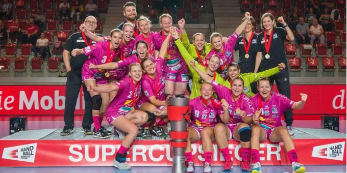 Staff und Spielerinnen der Spono Eagles mit dem Supercup-Pokal. Staff und Spielerinnen der Spono Eagles mit dem Supercup-Pokal.