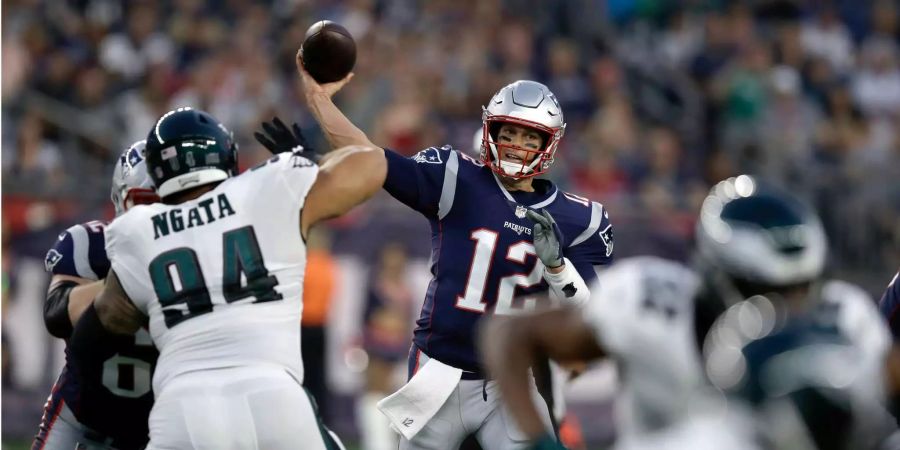 Tom Brady wirft beim Preseason-Spiel seiner New England Patriots gegen die Philadelphia Eagles einen Pass.