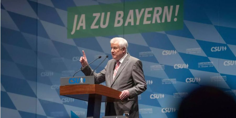 Horst Seehofer der CSU, Bundesinnenminister, spricht während einer Wahlkampfkundgebung.