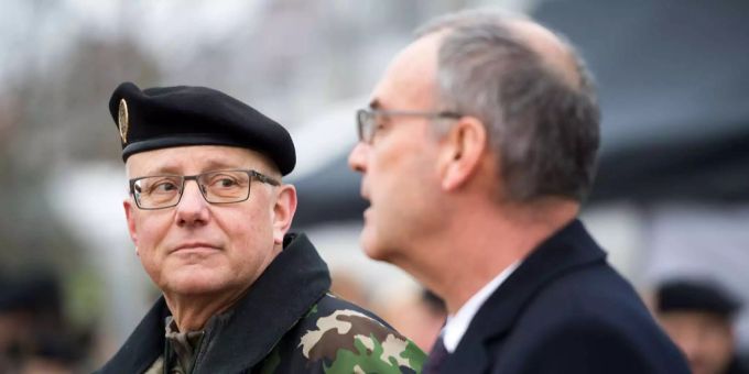 Divisionär Philippe Rebord hört Bundesrat Guy Parmelin zu, Divisionär Philippe Rebord hört Bundesrat Guy Parmelin zu,