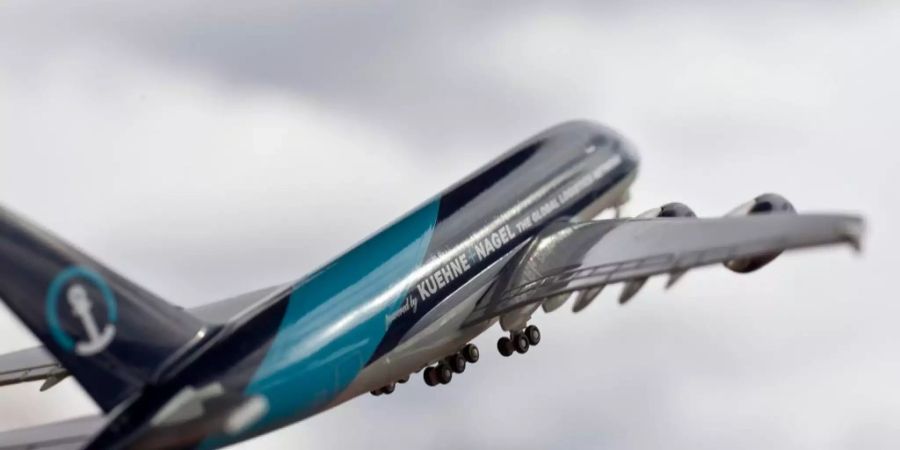 Der Schriftzug von Kühne+Nagel auf einem Flugzeugmodell.