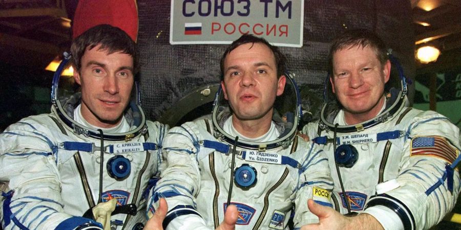 Die Crew, die als erste die Internationale Raumstation ISS bewohnte.