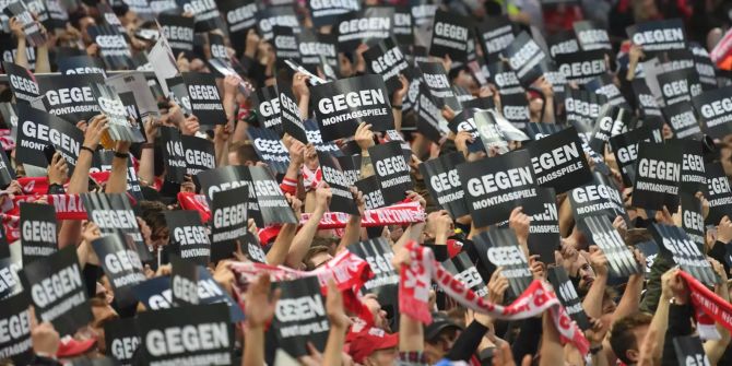 Mainzer Fans protestieren vor dem Spiel mit Plakaten mit der Aufschrift «Gegen Montagsspiele».