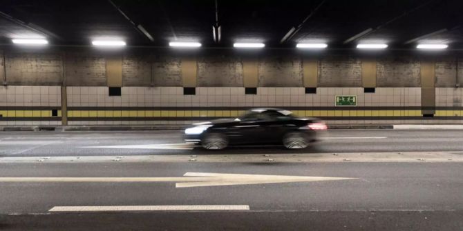 Ein Auto fährt durch den Gotthardtunnel.