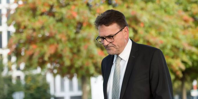 Beat Villiger wurde als Regierungsrat des Kanton Zugs bestätigt, überlegt sich wegen der Auto-Affäre aber einen Rücktritt. Beat Villiger wurde als Regierungsrat des Kanton Zugs bestätigt, überlegt sich wegen der Auto-Affäre aber einen Rücktritt.