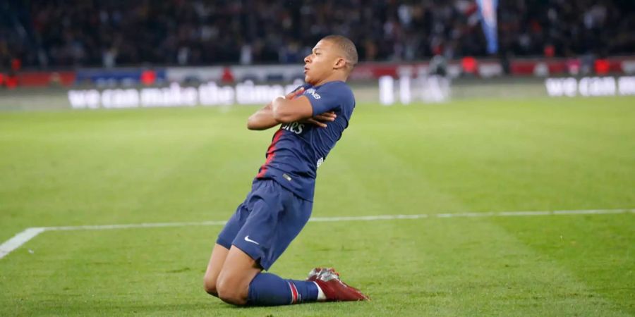 Kylian Mbappé feiert seinen vierten Treffer gegen Lyon.