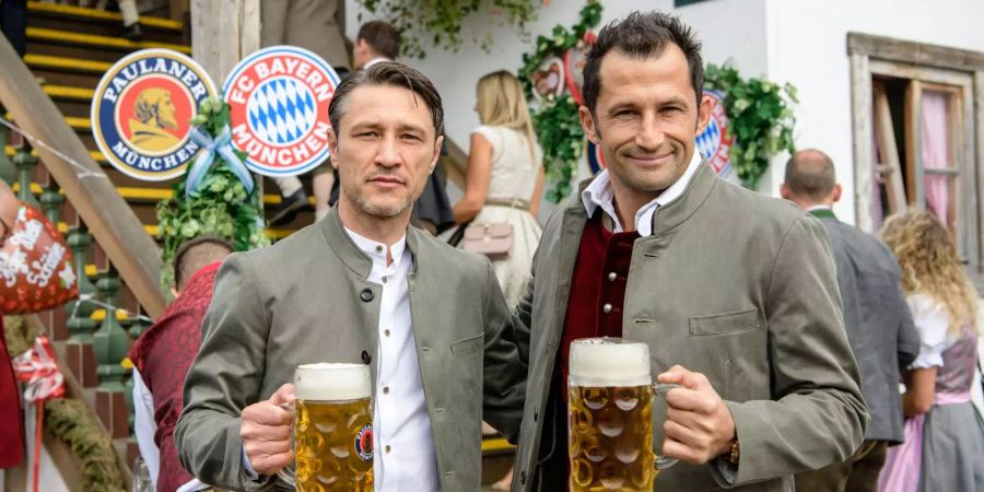 Am Oktoberfest auf der Wiesn wirkt Bayern-Trainer Niko Kovac neben Sportdirektor Hasan Salihamidzic irgendwie lustlos.