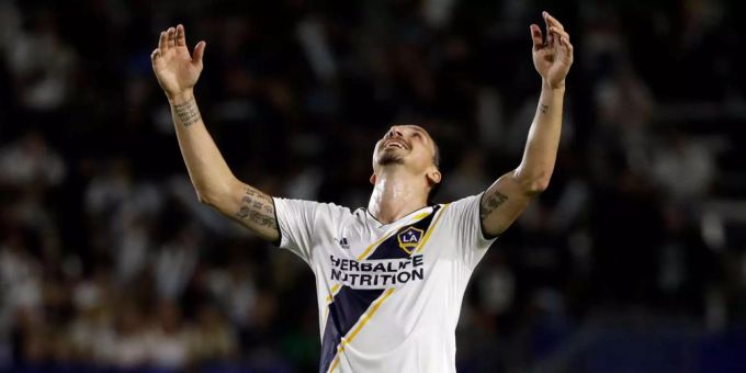 Zlatan Ibrahimovic freut sich über sein 500. Tor in seiner Karriere. Zlatan Ibrahimovic freut sich über sein 500. Tor in seiner Karriere.