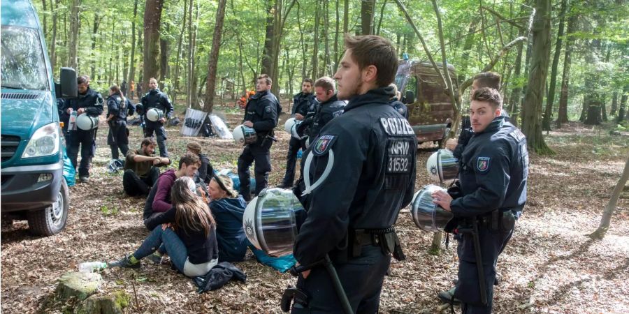 Polizisten und Ativisten im Hambacher Forst.