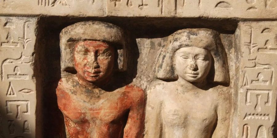 Eine Statue eines Ägypters und seiner Frau.