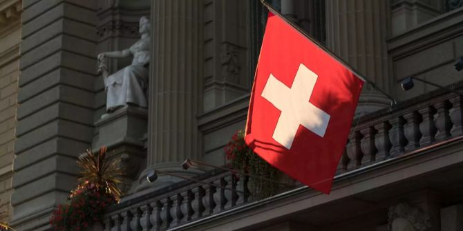 Eine Fahne am Bundeshaus.