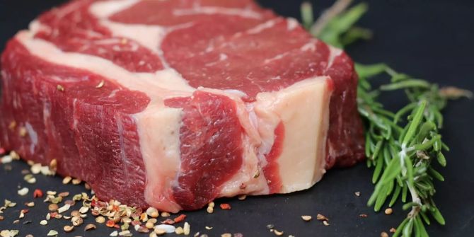 Vorsicht Fleischliebhaber: Der regelmässige Verzehr von rotem Fleisch ist nicht gut fürs Herz.