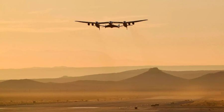 Ein Flugzeug, das das Tourismus-Raumschiff VSS Unity von Virgin Galactic transportiert, ist vom Mojave Air and Space Port gestartet.