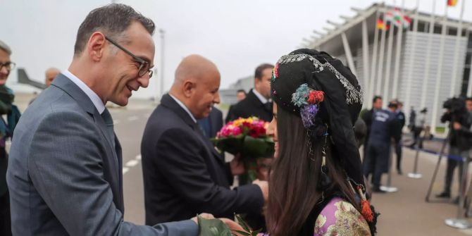 Heiko Maas (l), Aussenminister, wird auf dem Flughafen in Erbil begrüsst.